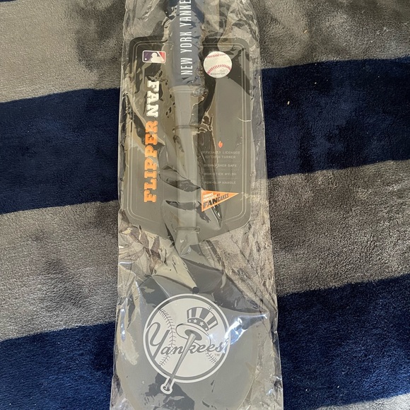 Officially-licensed MLB New York Yankees Fan Flipper Spatula - Picture 7 of 8